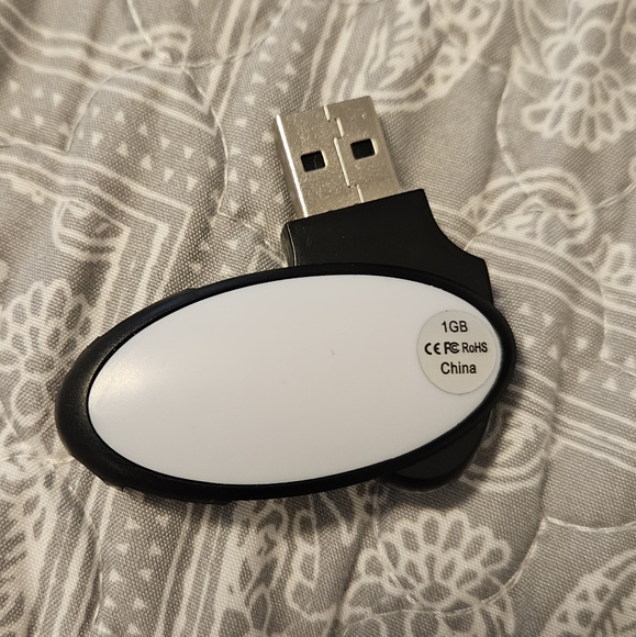 1 GB Flash Drive - Picture 9 of 10
